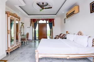 - une chambre avec un lit blanc et un plafond dans l'établissement Palette - Hotel ICON Bakkhali, à Bakkhali