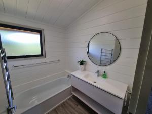 Ένα μπάνιο στο Relax at Pauanui - Pauanui Holiday Home