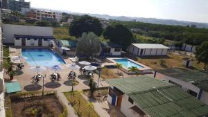 una vista panoramica su una piscina con moto e ombrelloni di Costa Paraiso ad Atacames