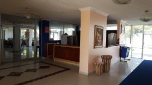 lobby restauracji z ladą i krzesłami w obiekcie Costa Paraiso w mieście Atacames