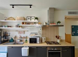 Η κουζίνα ή μικρή κουζίνα στο Stylish Penthouse at Bangtao Beach