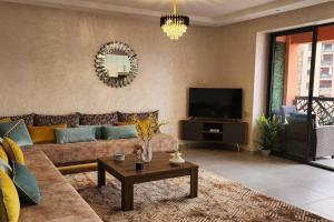 Μια τηλεόραση ή/και κέντρο ψυχαγωγίας στο Luxury Condo in Downtown Hivernage Neighborhood