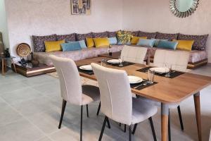 Χώρος καθιστικού στο Luxury Condo in Downtown Hivernage Neighborhood