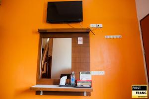 First and Frang Hotel - Koh Phangan的电视和/或娱乐中心