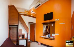 通萨拉First and Frang Hotel - Koh Phangan的客厅设有橙色墙壁