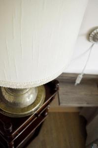 una lampada seduta sopra un tavolo di Villa Ceirano a Lagnasco