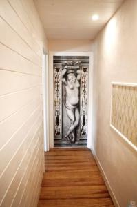 un couloir orné d'une peinture murale dans l'établissement Villa Ceirano, à Lagnasco