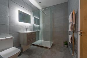 Bilik mandi di The Hazlitt Apartments