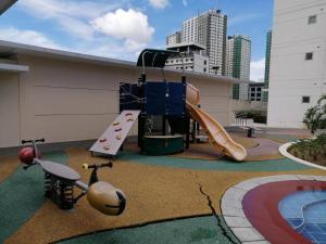 セブシティにある2-BR condo unit in IT Parkの滑り台付きの建物内の遊び場