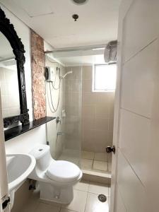 セブシティにある2-BR condo unit in IT Parkのトイレ、洗面台、シャワー付きのバスルーム