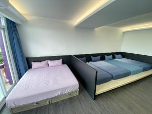 Postel nebo postele na pokoji v ubytování 都歷財哥民宿 Du Li Cai Ge B&B