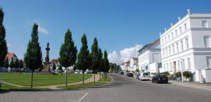 eine Straße in einer Stadt mit Gebäuden und Bäumen in der Unterkunft Ferienappartement in Lauterbach auf Rügen! in Lauterbach + 13 Fotos