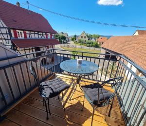 a patio with a table and chairs on a balcony at Remise 68 - Historisches Anwesen beim Maison 1775, mit Sauna, Wissembourg, Elsass in Ingolsheim