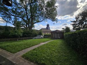a yard with a fence and a house at Ferienhaus Waldgefluester in Nausis