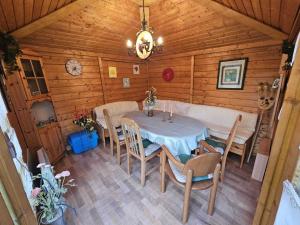 a dining room with a table and chairs at Ferienhaus Waldgefluester in Nausis