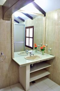 uma casa de banho com 2 lavatórios e um espelho em Hostal Sucre em Sucre