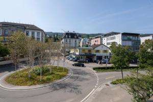 eine leere Straße in einer Stadt mit Gebäuden in der Unterkunft The Yarn Design Hotel Lake Zurich in Horgen