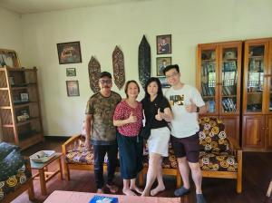 ムルにあるMulu Tribal Homestayの居間の人