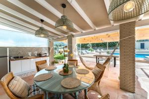 a kitchen and dining room with a table and chairs at Villa tranquila el retiro in Málaga