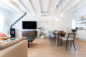a living room with a table and a dining room at Villa tranquila el retiro in Málaga