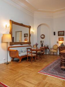 een slaapkamer met een bed en een grote spiegel bij Zamość Dwór Udrycze in Udrycze