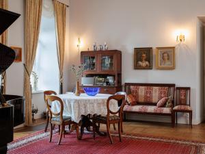 salon ze stołem, krzesłami i kanapą w obiekcie Zamość Dwór Udrycze w mieście Udrycze