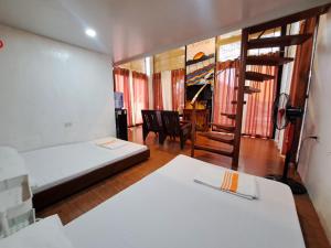 Postel nebo postele na pokoji v ubytování The Bistro House - Loft Unit - Vigan