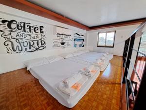 Postel nebo postele na pokoji v ubytování The Bistro House - Loft Unit - Vigan