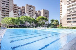 Piscina de la sau aproape de Ático en Canet-playa