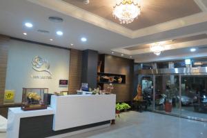 Area lobi atau resepsionis di Garden Business Hotel