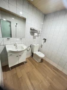 Kamar mandi di Garden Business Hotel