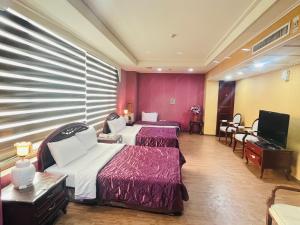 Televisi dan/atau pusat hiburan di Garden Business Hotel
