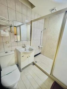 Kamar mandi di Garden Business Hotel