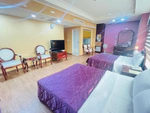 Televisi dan/atau pusat hiburan di Garden Business Hotel