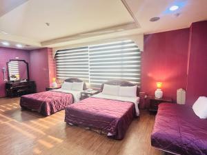 Tempat tidur dalam kamar di Garden Business Hotel