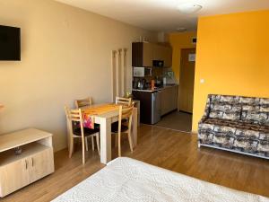 Kuchyň nebo kuchyňský kout v ubytování Aspen Suites Студио Слънчев ден