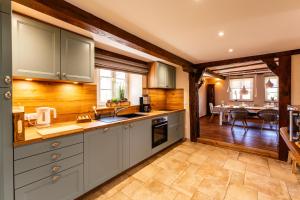 Η κουζίνα ή μικρή κουζίνα στο Maison 1775 Ferien im historischen Bauernhaus mit Sauna, Wissembourg, Elsass +21 φωτογραφίες