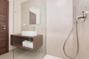 Koupelna v ubytování AdeLis Residence by Locap Group + 37 fotografií