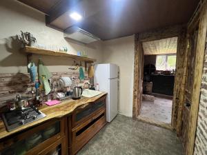 Kuchyň nebo kuchyňský kout v ubytování Old House in Racha - ძველი სახლი რაჭაში