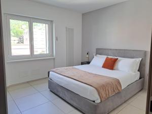 una camera da letto con un grande letto e una finestra di Urban Residence by Quokka 360 - Modern apartments in Lugano a Lugano