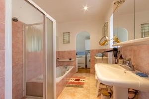 a bathroom with a shower and a sink and a tub at Maison charmante avec jardin à Saint-Aulaire, vue sur jardin in Saint-Aulaire +19 photos