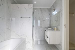 Koupelna v ubytování Villa Rosa Estoril Retreat by Portugal Portfolio + 55 fotografií