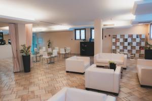 Uma área de estar em AHG Donna Silvia Wellness Hotel