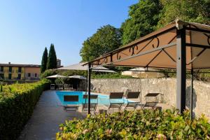 A piscina localizada em AHG Donna Silvia Wellness Hotel ou nos arredores