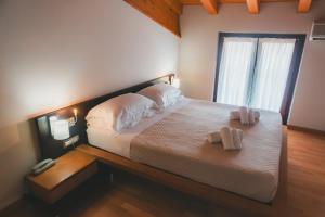 Cama ou camas em um quarto em AHG Donna Silvia Wellness Hotel