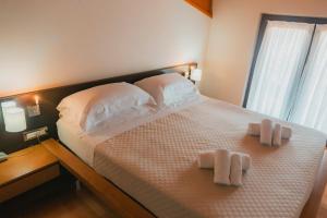 Cama ou camas em um quarto em AHG Donna Silvia Wellness Hotel