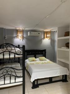 a bedroom with two bunk beds in a room at Hotel El Exito in Santa Marta