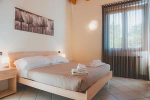 Cama ou camas em um quarto em AHG Donna Silvia Wellness Hotel