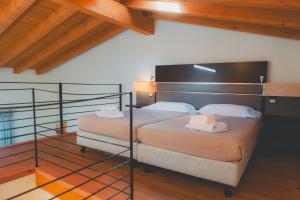 Cama ou camas em um quarto em AHG Donna Silvia Wellness Hotel