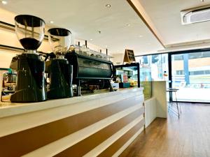 Příslušenství pro přípravu čaje a kávy v ubytování C Y C Heritage Hotel